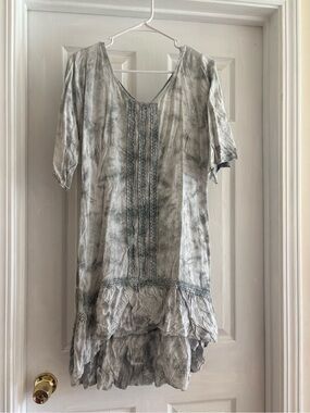 Umgee Gray Tie-Dye V-Neck Short Sleeve Tunic with Ruffled Hem